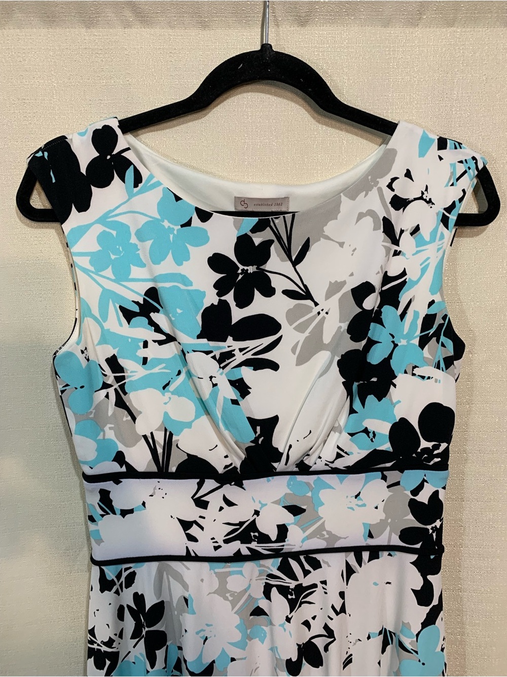Sleeveless Floral A-Line Dress in White, Black & Light Blue a2/41 - Picture 3 of 7